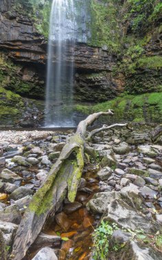 Nant Lech Nehri üzerinde Brecon Beacons, Güney Wale Henrhyd düşüyor