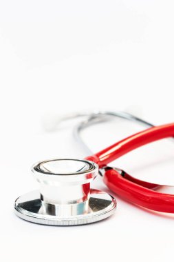 Kırmızı tüp ile gümüş bir stethescope, yakın çekim