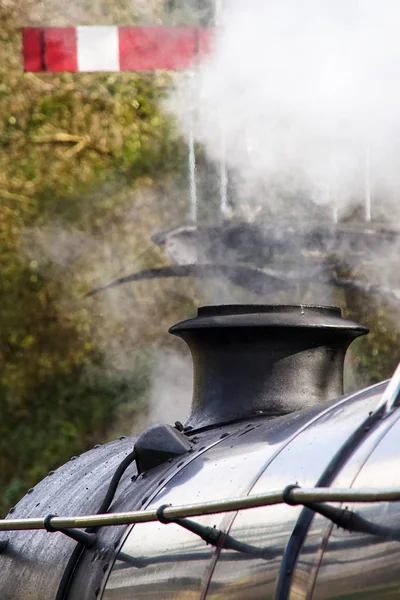 Primo piano della pila di fumo del treno a vapore vintage — Foto Stock