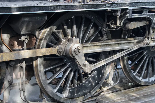 驱动轮的老式蒸汽机的特写 — 图库照片