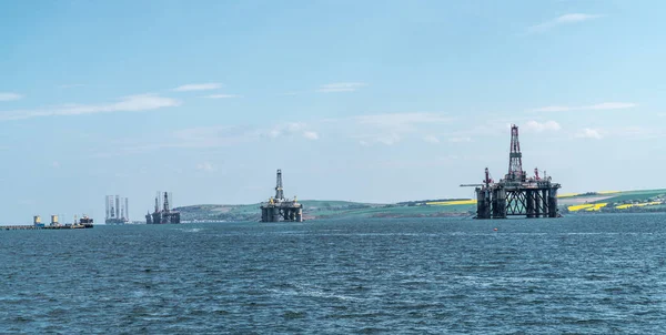 Panorama of a row of decommissioned oil rigs, Cromarty Firth, Sc — Stock Photo, Image