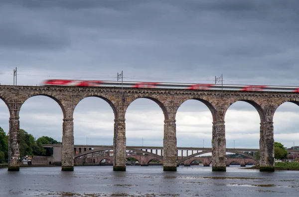 Treno espresso che attraversa il Royal Border Bridge Berwick su Twee — Foto Stock
