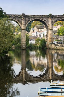 Demiryolu viyadük, Alabama, Yorkshire, İngiltere'de nehir yansıma