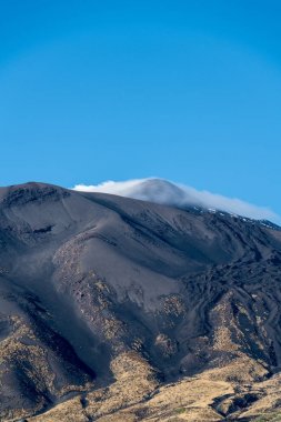 Etna, açık mavi gökyüzü, dağın Kuzey tarafında görüntülendi karşı fumaroles buhar ile volkanın zirvesi