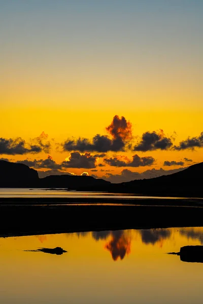 在Loch Keal和苏格兰Mull岛Orsa岛上美丽的冬日落日 湖面上也有倒影 图库照片
