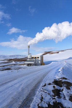İzlanda 'daki Krafla volkanı yakınlarındaki BjarnarFlag Jeotermal Santrali' nin kış manzarası. İzlanda 'nın en eskilerindendir ve 40 yıldır faaliyet göstermektedir.