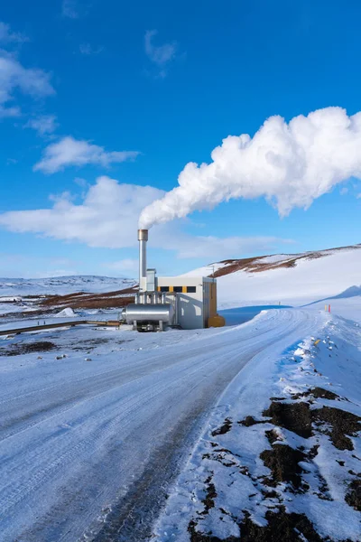 アイスランドのクラフラ火山近くのBjarnarflag地熱発電所の冬の景色 これはアイスランドで最も古いものの1つで 40年間運営されています — ストック写真