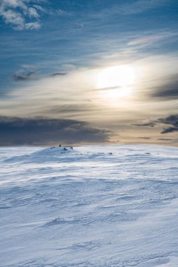 Kuzey doğu İzlanda 'da kış mevsiminde, vahşi doğayı kaplayan Contra jour karı. Akşamın erken saatlerinde,