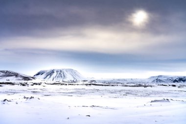 Kuzey doğu İzlanda 'da kışın, dağ yabanı Contra jour karla kaplıydı. Myvatn Gölü yakınlarında.