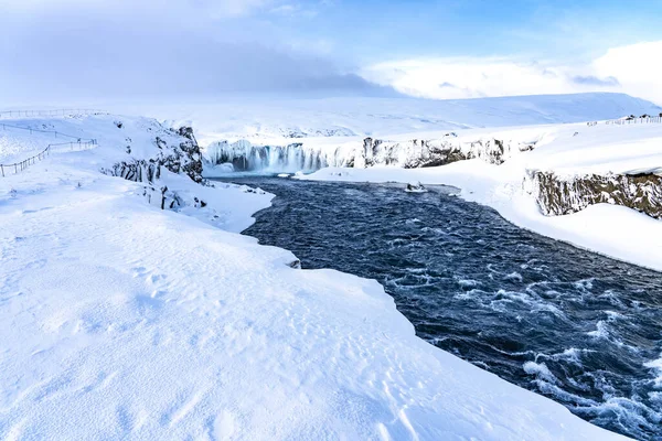 在冬季 一半冰封的冰河Skjalfandafljot流过瀑布戈达福斯 雪下得很大 雪下得很大 冰柱很大 — 图库照片