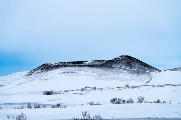 Pojedynczy Dramatyczny Wulkaniczny Pokryty Śniegiem Krater Pobliżu Jeziora Myvatn Islandia — Zdjęcie stockowe
