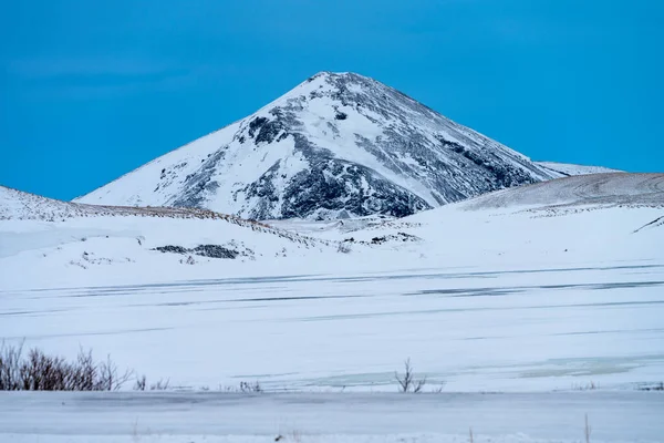 Singolo Drammatico Vulcano Simmetrico Cono Coperto Neve Vicino Lago Myvatn — Foto Stock