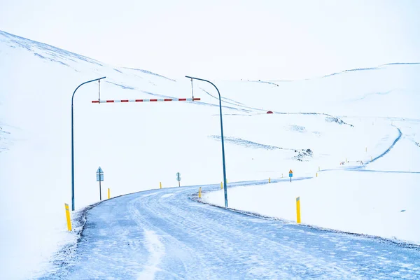 Cubierto Nieve Camino Islandés Serpenteando Hasta Paso Montaña Través Paisaje —  Fotos de Stock
