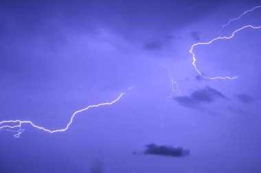 Güçlü, gece, yaz fırtınası