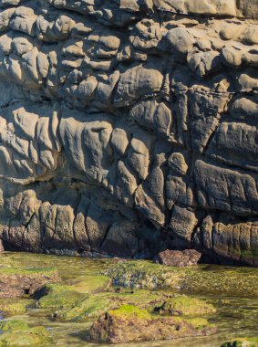 Deniz kenarında aşınmış kayalar