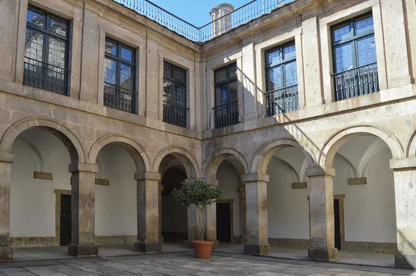 Claustro con arcos y ventanas — Foto de Stock