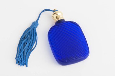 Mavi cam parfüm şişesi