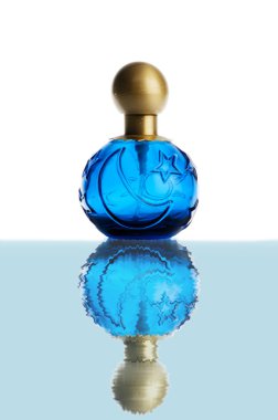 Mavi parfüm şişesi