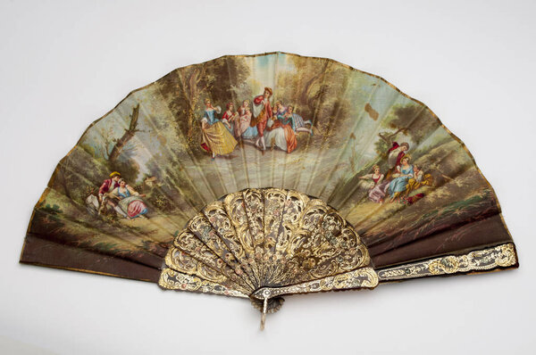 увеличенный ручной вентилятор
