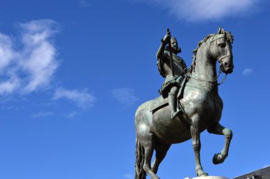 Bronz atlı heykel