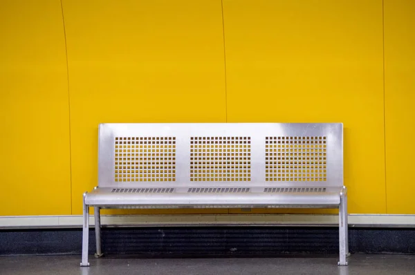 Banco de metal en el metro — Foto de Stock