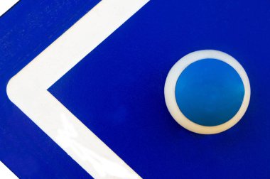 Mavi ve beyaz düğmesi