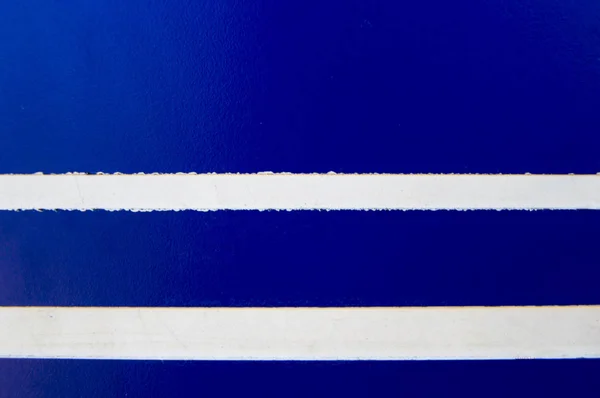 Белые полоски над синим — стоковое фото