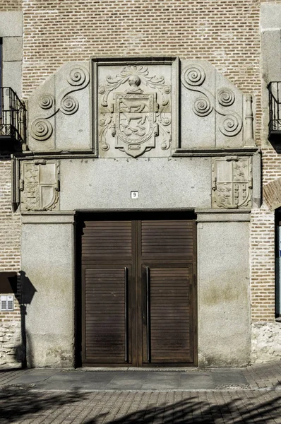 文艺复兴时期门与盾牌 — 图库照片