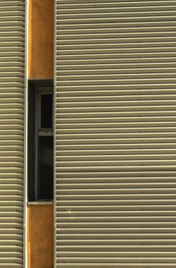 Cephe ile dar pencere