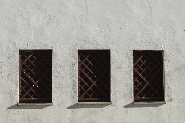 Фасад с окнами — стоковое фото
