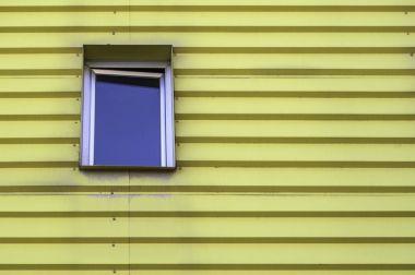 Sarı cephesinde pencere