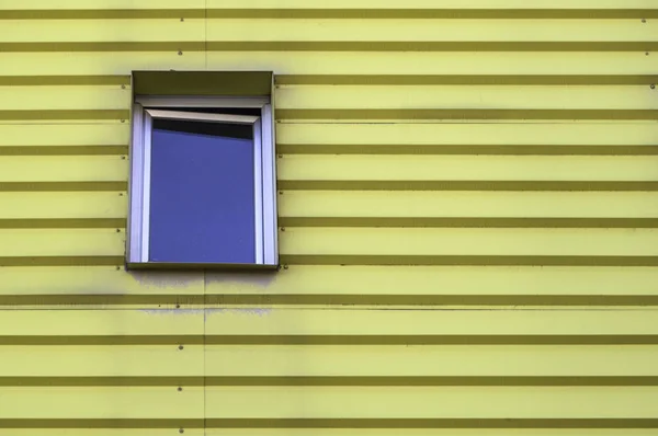 Окно на желтый фасад — стоковое фото