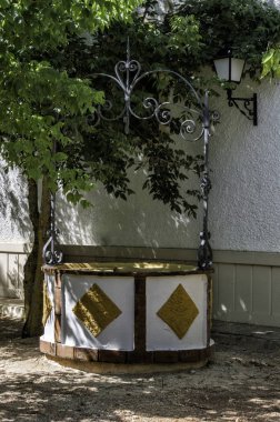 bir şekilde dekore edilmiş su iyi