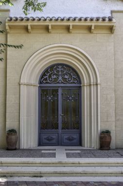 Modern kilise kapısına