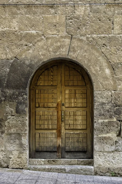 Полукруглая арочная дверь — стоковое фото