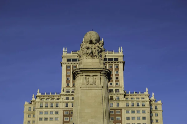 Sculpture avec des personnages lisant des livres — Photo