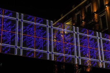 Noel ışıkları sokakta / Noel ışıkları bir sokakta Madrid
