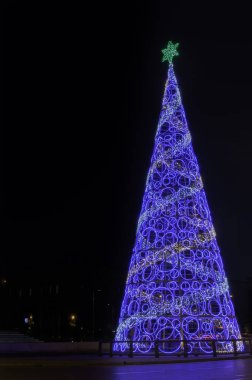 Noel ışıkları köknar / Noel ışıkları köknar koyu arka plan bir sokakta Madrid aç