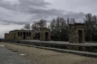 Kışın debod Tapınağı / su birikintileri ve bulutlar ve sis kaplı gökyüzü ile kışın Debod Tapınağı