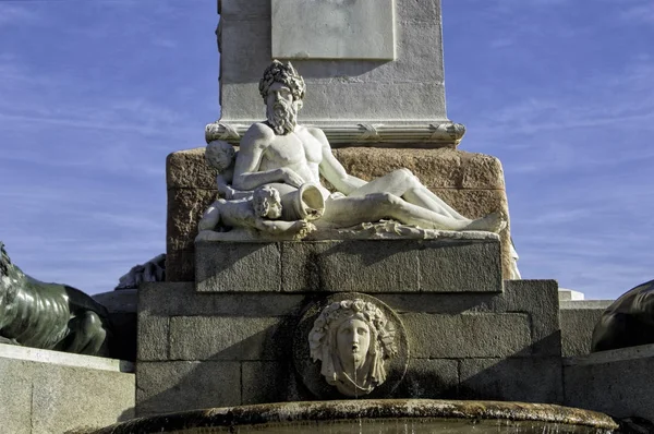 Fuente Con Escultura Fuente Con Escultura Hombre Viejo Reclinado Que — Foto de Stock