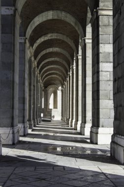  Madrid Kraliyet Sarayı arcaded galeride. İspanya. / İç de dikey beyaz ışıklar ve gölgeler ve yarım daire kemerli Galeri arcaded