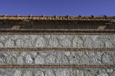 tuğla ve çimento duvar / tuğla ve çimento duvar kil kiremit çatı ve çimento üç katmandan ve iki kat ile serpiştirilmiş