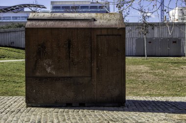 Madrid'de bir parkta demir döken. İspanya / Manzanares Nehri yakınında Madrid Ro parkta kapalı demir döken