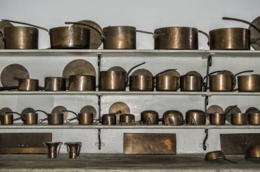 Eski mutfak gereçleri / bakır eski mutfak eşyaları spread Madrid Kraliyet Sarayı mutfak üç raflar. İspanya.