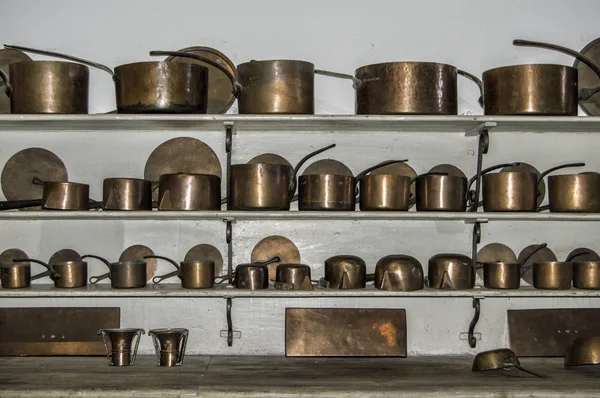 Eski mutfak gereçleri / bakır eski mutfak eşyaları spread Madrid Kraliyet Sarayı mutfak üç raflar. İspanya.