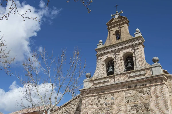 教堂响铃山墙或砖的响铃山墙的细节以圣玛丽亚的教堂的响铃在托莱多的 Guadamur 卡斯蒂利亚 恰拉曼西班牙 — 图库照片