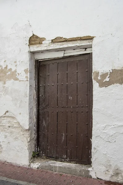 Alte Holztür Alte Holztür Der Weißen Fassade Eines Hauses — Stockfoto