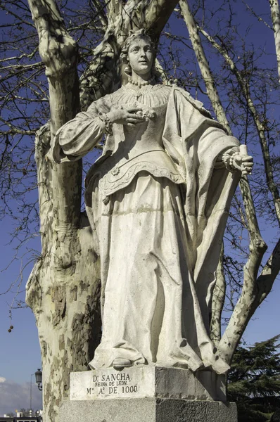 Άγαλμα Του Σάντσα Βασίλισσα Της Ισπανίας Λευκό Πέτρινο Άγαλμα Της — Φωτογραφία Αρχείου