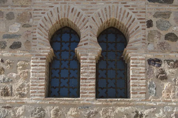 Visigothic 尖马蹄拱 在教堂立面的砖墙上 Visigothic — 图库照片