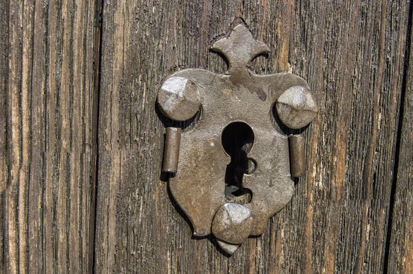古色古香的铁钥匙孔门或老铁锁在一个木门在大厦在马德里 — 图库照片